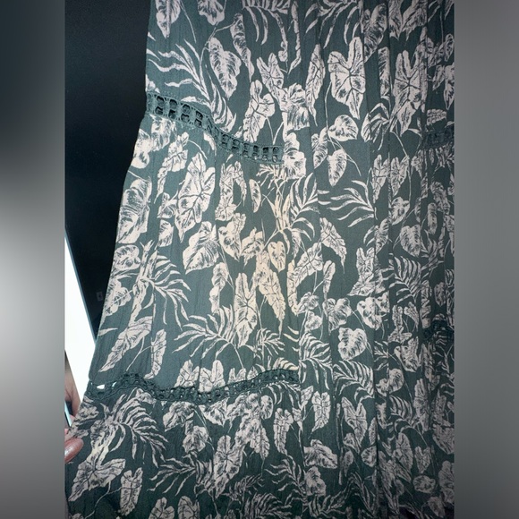 Angie Cotton green monstera leaf ankle pant
Plant pants with lace size small - Picture 3 of 6